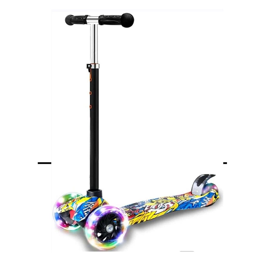 Monopatin de 3 ruedas,  barra ajustable de aluminio, deck de plastico con transferencia de agua, ruedas delanteras de PU de 12 cm con luces, y rueda trasera de 8 cm, CM: 50 kg, tamaño: 53x25x75 cm, tamaño del deck: 59 x 13 cm